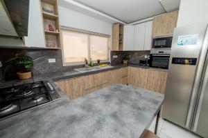 Peaceful Penthouse 3 bed with views - by HostMT