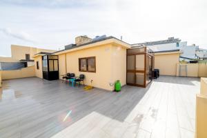 Peaceful Penthouse 3 bed with views - by HostMT