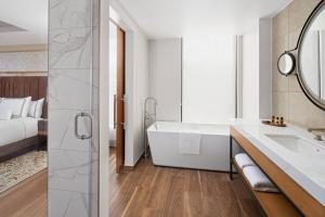 Bathroom, The Ben, Autograph Collection in West Palm Beach (FL)