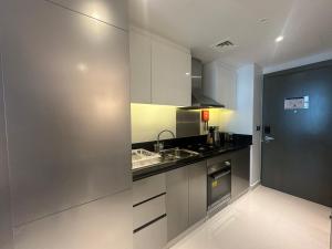 Business Bay Modern studio with a Pool view at DAMAC Maison Prive