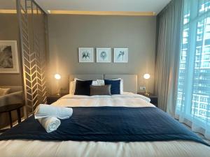 Business Bay Modern studio with a Pool view at DAMAC Maison Prive