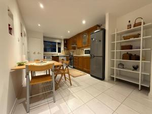 Nice 3bed apartment only 3 stops to London centre