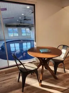 N 2nd St Pool House - بيلويت