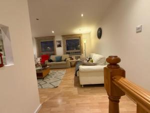 Nice 3bed apartment only 3 stops to London centre