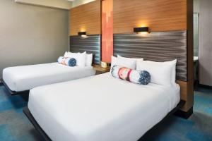 Guest room, 2 Queen, City view room in aloft Minneapolis