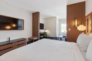 King Suite with Sofa Bed and Balcony room in Fairfield by Marriott Inn & Suites San Francisco Pacifica