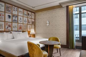 Palacio Santa Clara, Autograph Collection