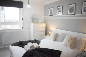 Skyline apartment, London, Canary Wharf, River side view and street Parking permit