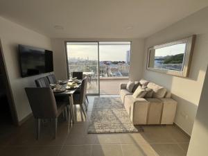 Apartamento con balcón grande