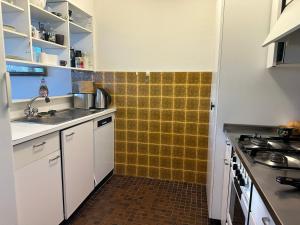 Lovely room, 15 min from center, mountain view