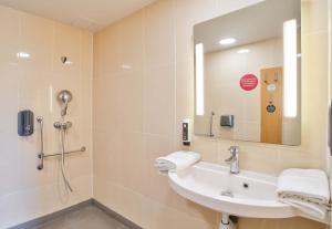 Hotels B&B HOTEL Saint-Witz : Chambre Double - Accessible aux Personnes à Mobilité Réduite 