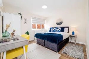 Beautiful 3 Bedrooms-2 Bathrooms 8 Minutes Walk from Hanwell Station, Sleeps 7 - 格林福德