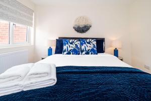 Beautiful 3 Bedrooms-2 Bathrooms 8 Minutes Walk from Hanwell Station, Sleeps 7