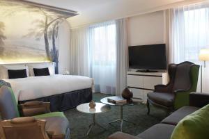 Hotels Renaissance Paris Nobel Tour Eiffel Hotel : Suite Junior - Vue sur Tour Eiffel