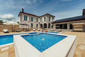 Luxury villa La Perla with heated pool 