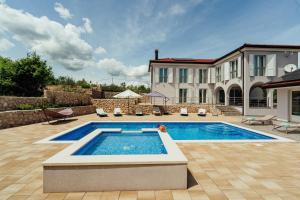 Luxury villa La Perla with heated pool 