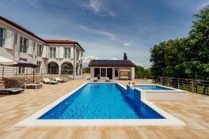 Luxury villa La Perla with heated pool 