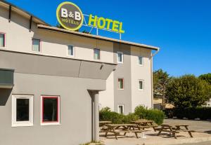 Hotels B&B HOTEL Villeneuve Loubet Plage : photos des chambres