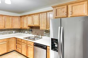 Walk to Waterfront Cozy Fall River Condo