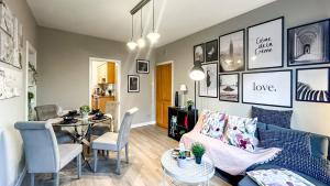 Holly street house with Separate Entrance,Glasgow edge