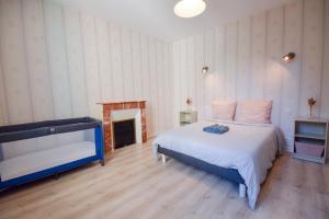 Maisons de vacances Villa avec piscine et billard : photos des chambres