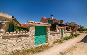 2 Bedroom Awesome Home In Jadrija 