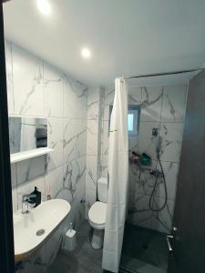 Relaxrooms, 1 queen size bed, swimming pool