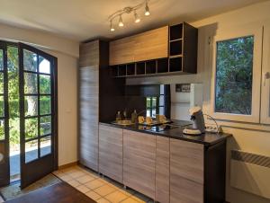 Calme et verdure près de la mer