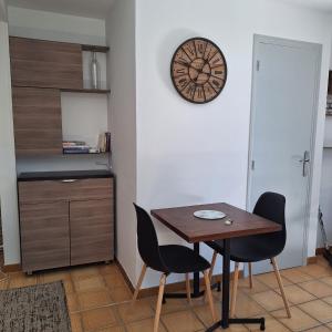 Calme et verdure près de la mer