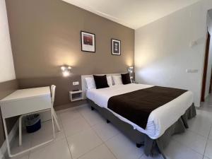 Double Room with Extra Bed room in Hotel Travessera