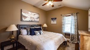 Cheerful 5-bedroom wScreened Patio, Sleeps 10 in the heart of Fremont!