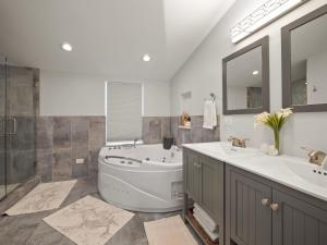 Cheerful 5-bedroom wScreened Patio, Sleeps 10 in the heart of Fremont!