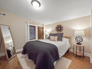 Cheerful 5-bedroom wScreened Patio, Sleeps 10 in the heart of Fremont!