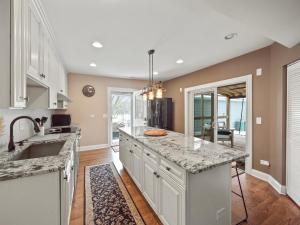 Cheerful 5-bedroom wScreened Patio, Sleeps 10 in the heart of Fremont!