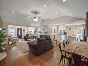 Cheerful 5-bedroom wScreened Patio, Sleeps 10 in the heart of Fremont!