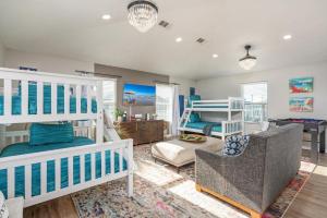 Chic Crystal Beach Home with Deck Walk to the Ocean