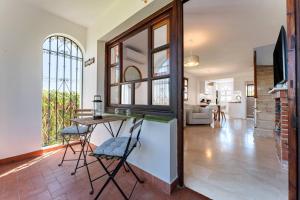 Few minutes walk to the Beach, Restaurants, Bars, Supermarkets and more!