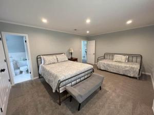Coaches House - 2 miles from Ben Griffin Stadium