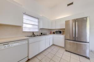 Half Mi to Marina Apt with Pool Access in Key Largo