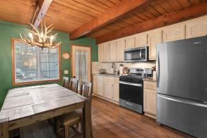 The Wolf Lodge - Fireplace, Fenced Yard, Barbecue