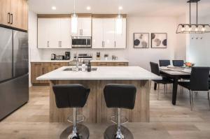 NEW! 3BR Family w Yard - Sleeps 8, FREE Banff Pass, Wine, Netflix & Parking! LARGE GROUP OPTION, ASK US!