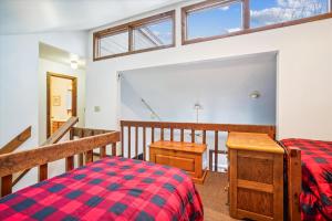 Three bedroom with Beautiful View & Short Walk to the Home Stretch Trail! Frosty