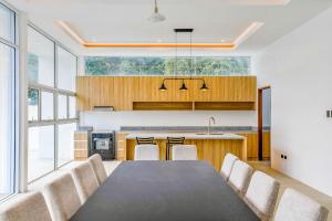 Luxurious Cliff House Tagaytay