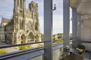 Hotels La Caserne Chanzy Hotel & Spa, Autograph Collection : Chambre Lit King-Size Exécutive - Vue sur Cathédrale