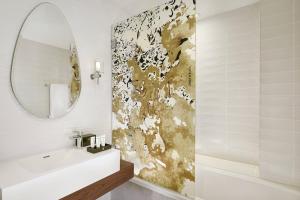 Hotels La Caserne Chanzy Hotel & Spa, Autograph Collection : Chambre Lit King-Size Deluxe - Vue sur Cour