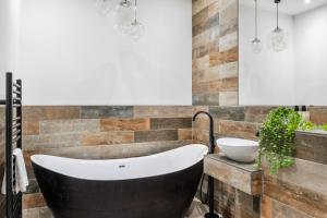 Luxury 2-Bed Apartment with Parking & Terrace