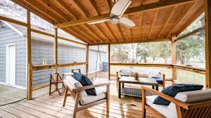 Cheerful 5-bedroom wScreened Patio, Sleeps 10 in the heart of Fremont!