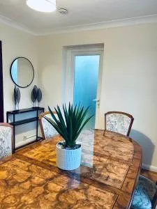 Longstay Town Centre 4 BR House, Rochester with Free Parking & Garden For Contractors - Strood