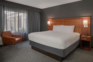 One-Bedroom King Suite room in Courtyard Anaheim Buena Park