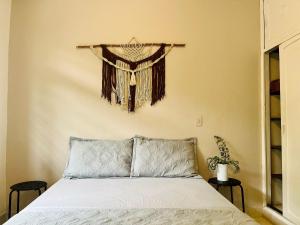 Luz natural con balcón privado a pasos de Cc Viva